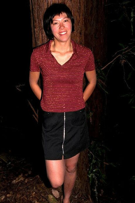 16P Amadora asiática Amanda se despindo na floresta à noite para exibir a boceta peluda