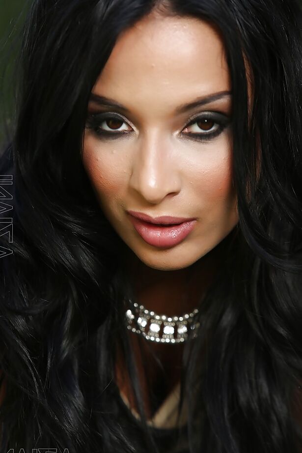 15P La sexy morena de grandes tetas Anissa es una estrella porno perfecta
