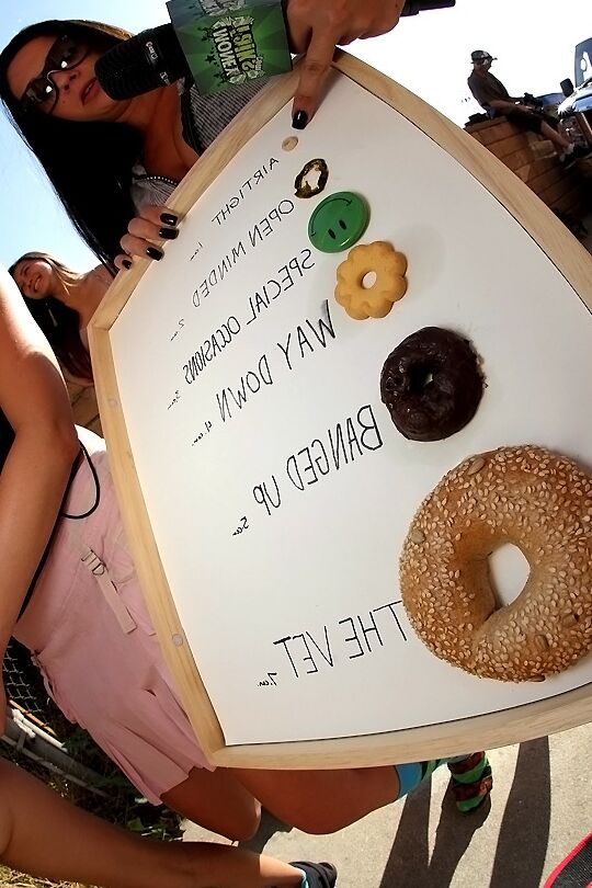 16P A garota sexy Cara Swank se diverte com suas amigas ao ar livre