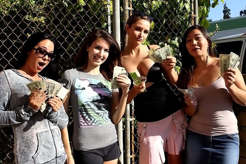 16P A garota sexy Cara Swank se diverte com suas amigas ao ar livre
