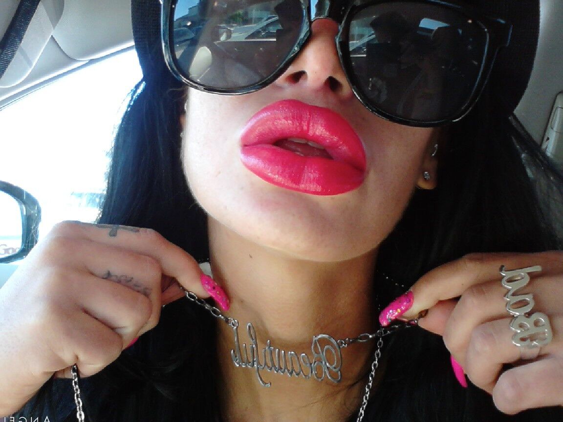 15P, une latina Angelina Valentine, modèle non nue avec un chapeau et des lunettes de soleil.