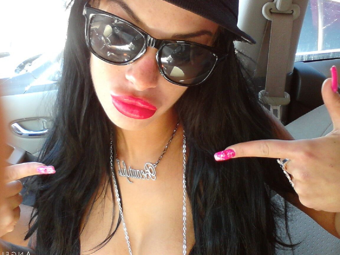15P, une latina Angelina Valentine, modèle non nue avec un chapeau et des lunettes de soleil.