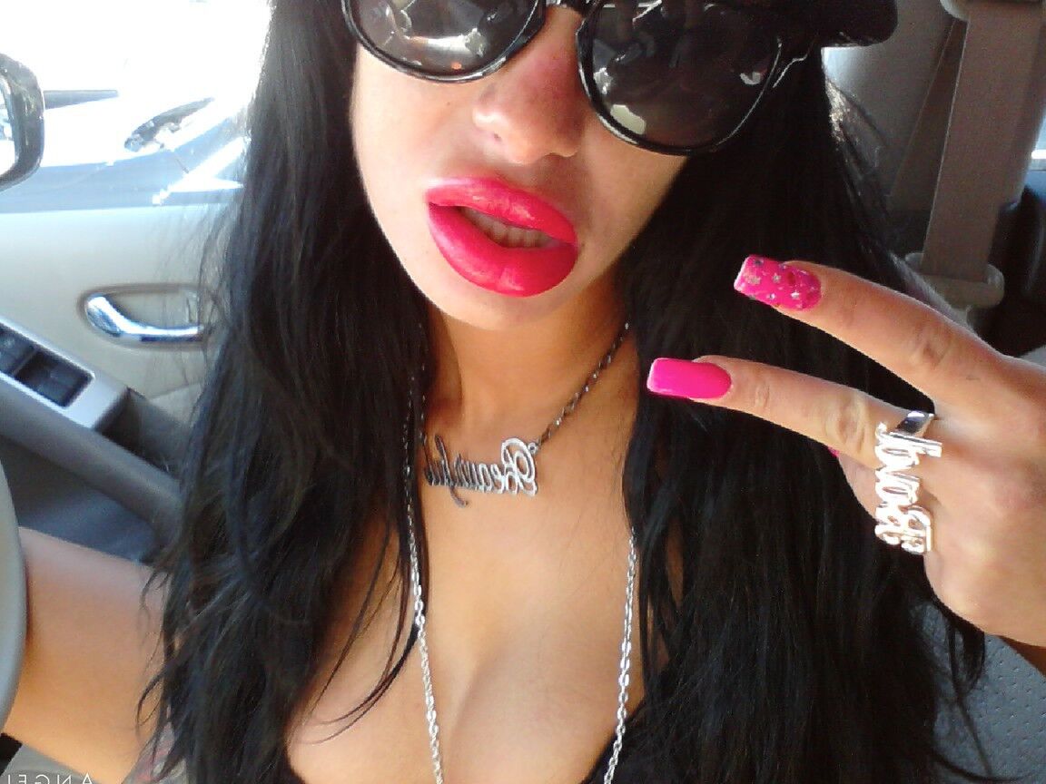 15P, une latina Angelina Valentine, modèle non nue avec un chapeau et des lunettes de soleil.