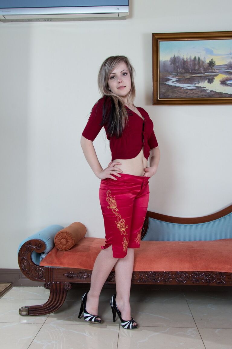 20P Gata de pele clara com seios médios Fioryna exibe sua vagina peluda