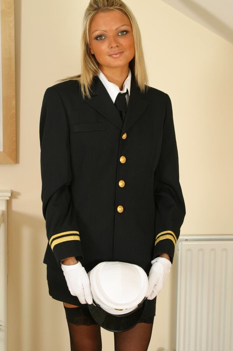 21P La sexy rubia Jennifer se quita su sexy uniforme y posa con medias negras