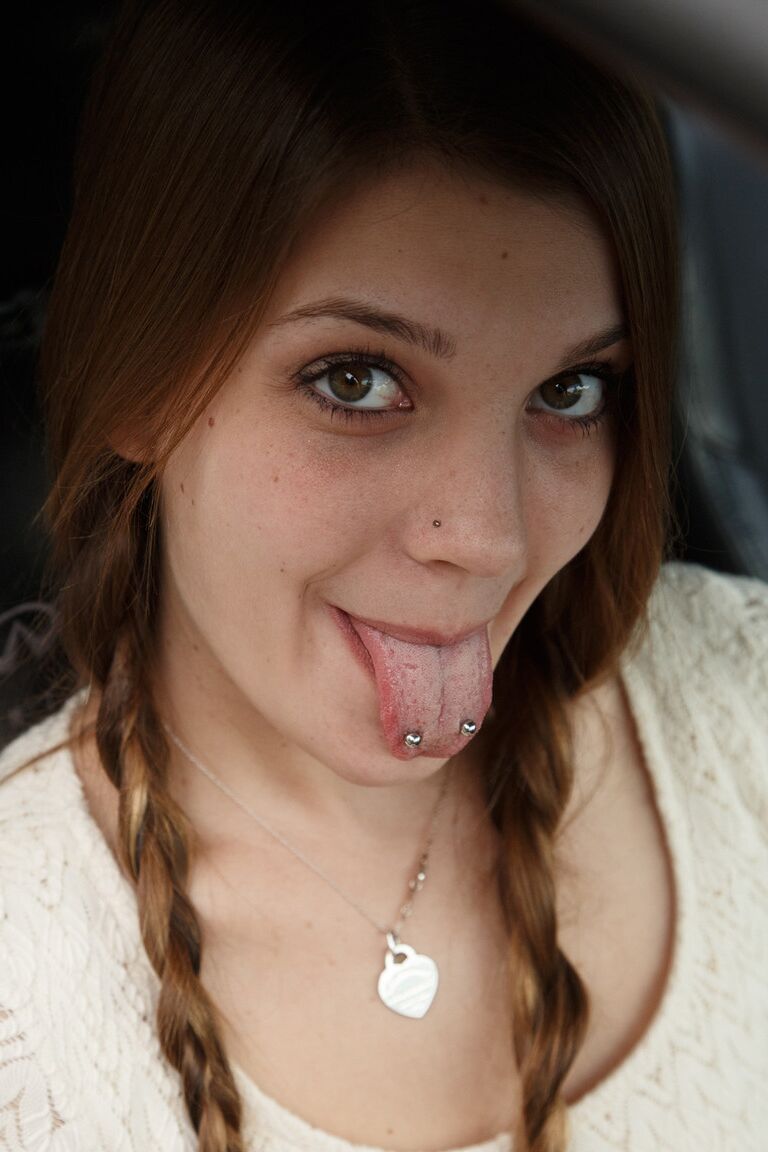 12P Der sündige amerikanische Teenager Aubrey Snow zieht sich nackt aus und streckt sich auf dem Bett