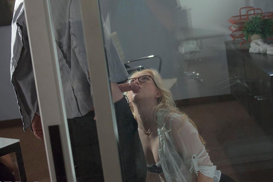 13P La rubia con gafas Samantha Rone hace que una polla se corra en sus tetas