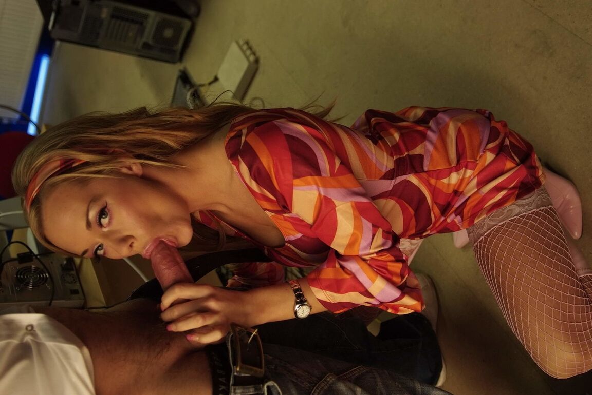16P Rubia traviesa de grandes tetas Paige Ashley follada en la oficina