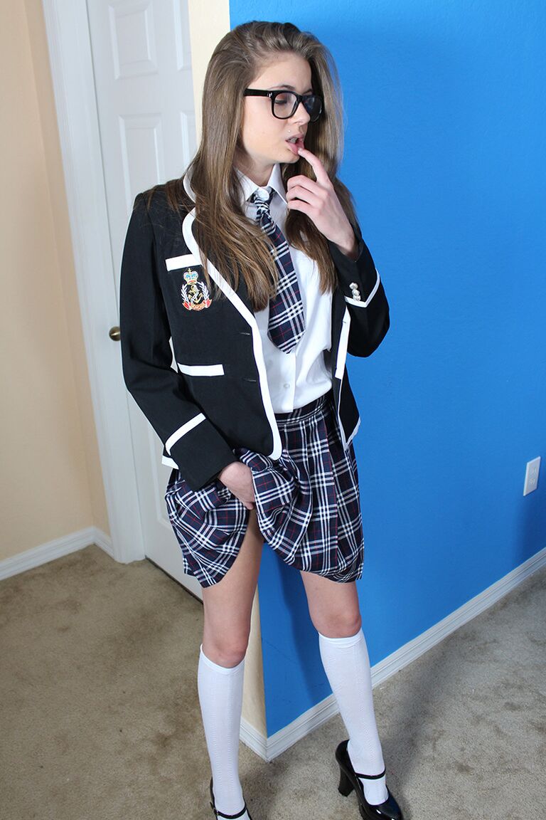 17P Ashton Monroe, une adolescente en chaleur, séduit son beau-père dans son uniforme scolaire