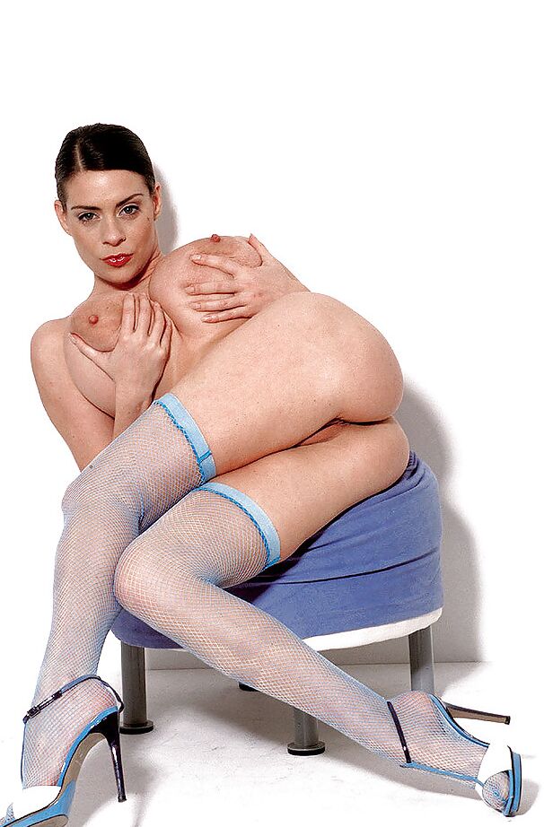 Das in 16P-Nylon gekleidete Euro-Babe Linsey Dawn McKenzie stellt riesige MILF-Hooter zur Schau