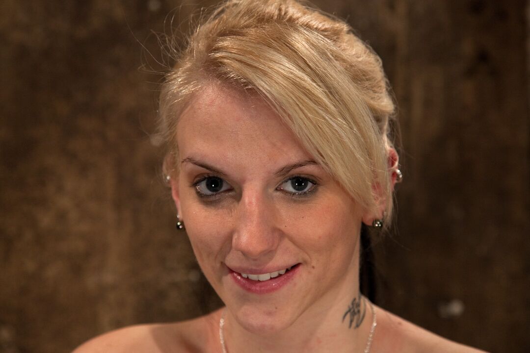 21P Haley Cummings peituda é amarrada antes de comer a buceta de Isis Love