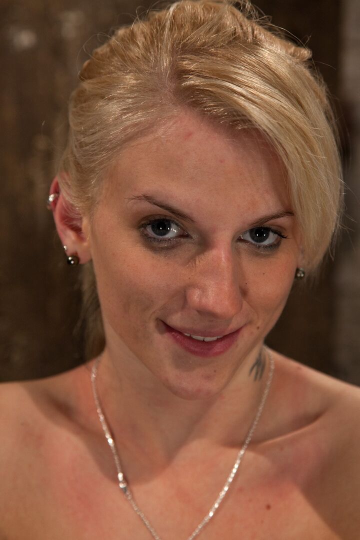 21P Haley Cummings peituda é amarrada antes de comer a buceta de Isis Love