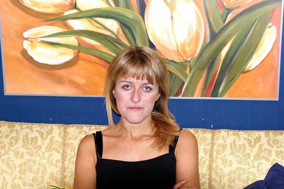 12P Любительнице в одежде заткнули рот и связали веревкой в ​​выцветших джинсах