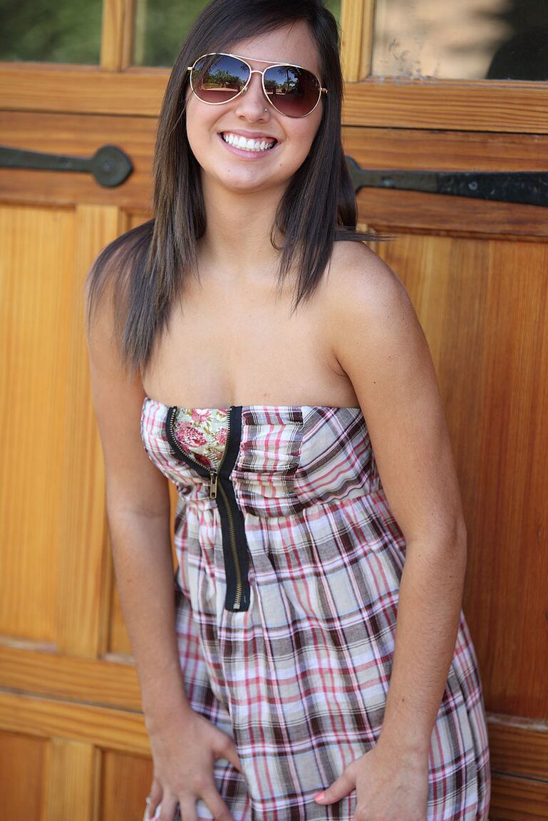 21P Bree, gata de 19 anos, expõe seus seios naturais