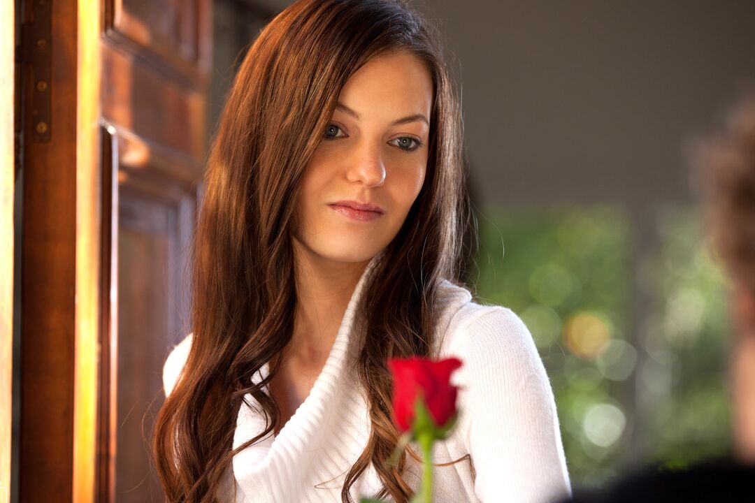 16P A linda adolescente Alexis Venton fica toda sorridente ao receber uma única rosa vermelha