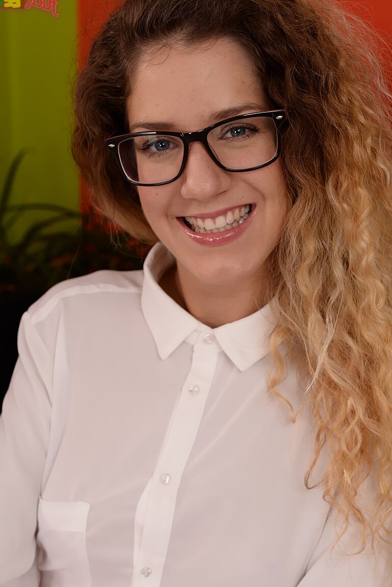 20P La adolescente nerd Monique Woods con gafas le chupa la polla al abuelo en una relación entre un viejo y un joven