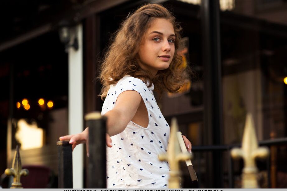 18P A bela adolescente Clarice faz poses nuas confiantes em uma varanda