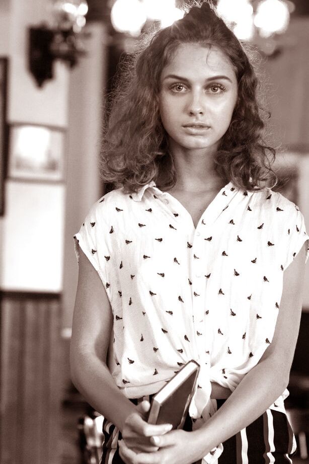 18P A bela adolescente Clarice faz poses nuas confiantes em uma varanda