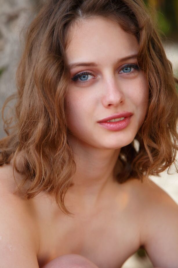 18P A bela adolescente Clarice faz poses nuas confiantes em uma varanda