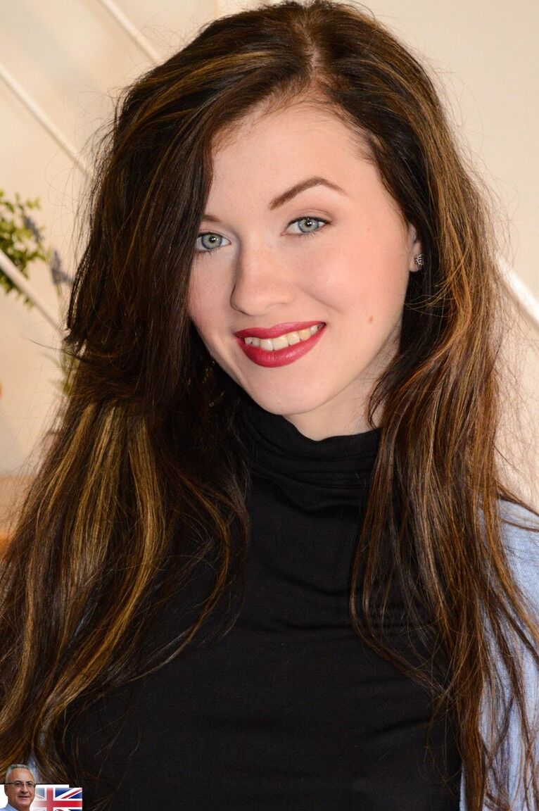 21P europäisches Schulmädchen Mischa Cross zieht sich bei einem Fotoshooting aus und zeigt ihre Löcher