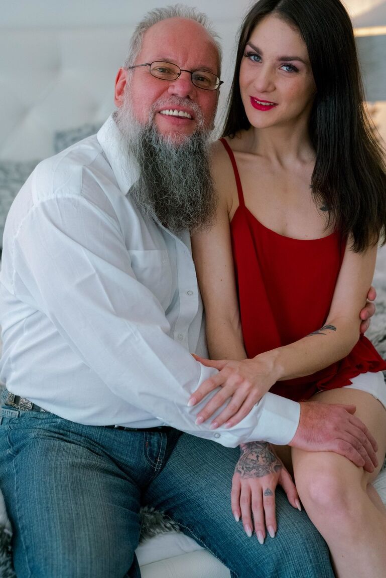 17P 老若男女の恋人たちが満足のいく69でハードファックセッションを終える