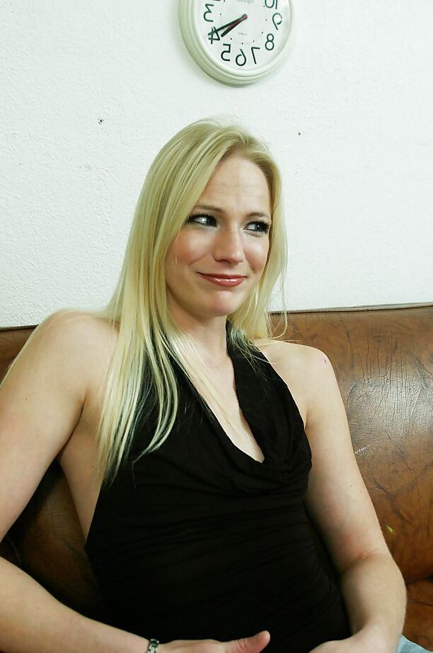 16P Sassy blonde Aaliyah Jolie showcasing her fuckable curves on the couch