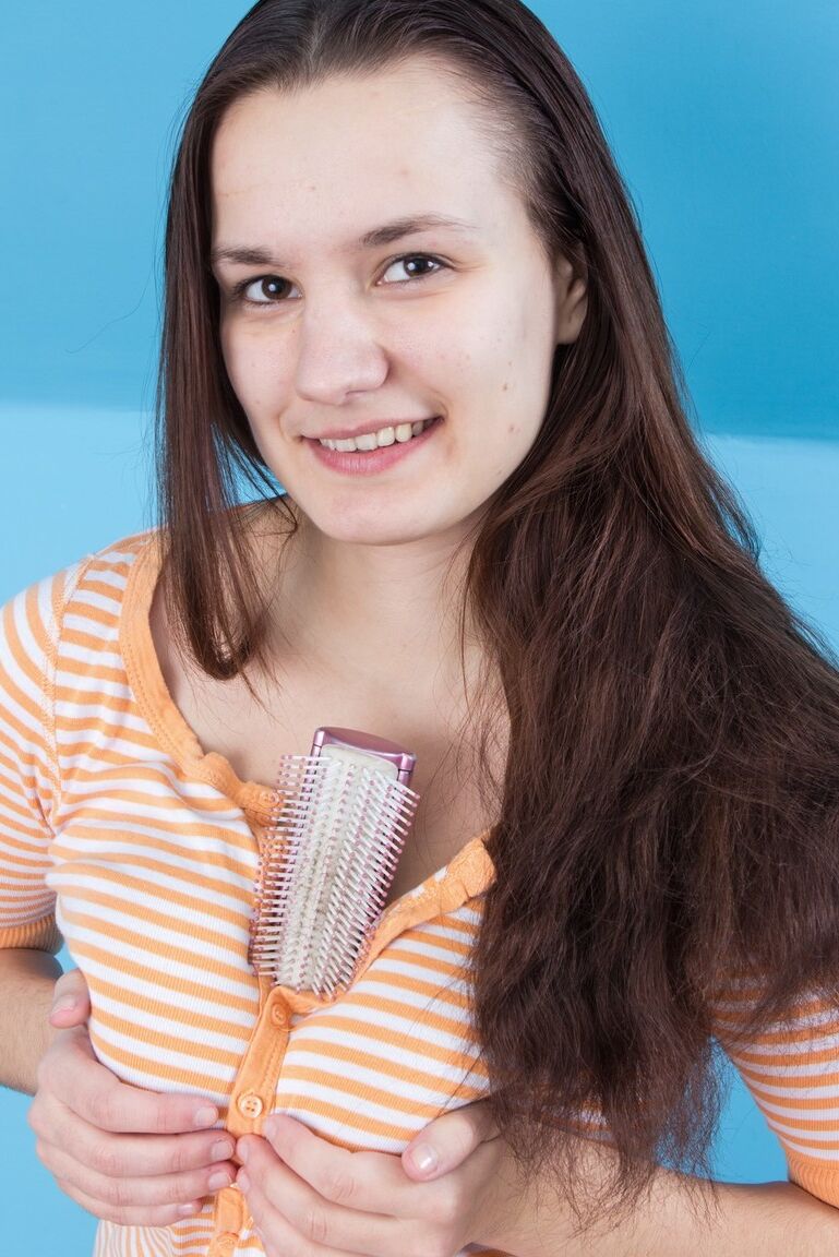 16P Hässliche Brünette spreizt ihre Beine, um ihre Finger in ihren fiesen, haarigen Biber zu stecken
