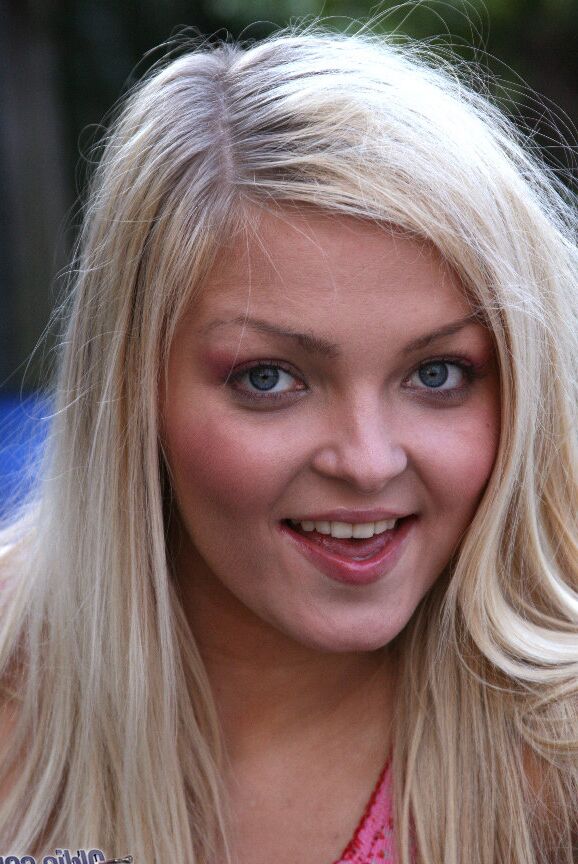 17P La linda rubia Jenna Lovely comparte sus productos calientes para adolescentes en un trío entre viejos y jóvenes