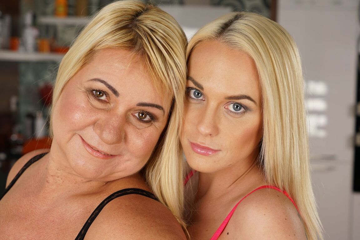 18P La rubia Vinna Reed disfruta lamiendo el coño en el sofá con la abuela Pam Pink