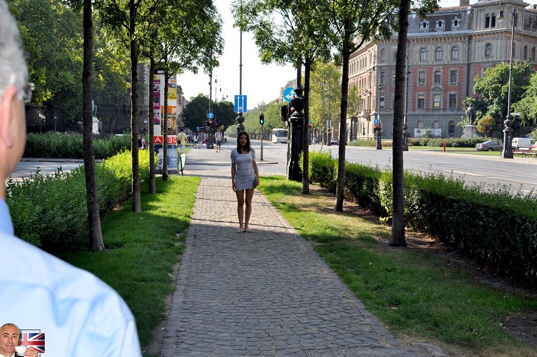 15P Uma adolescente sexy toma banho antes de transar com o velho que a pegou no parque