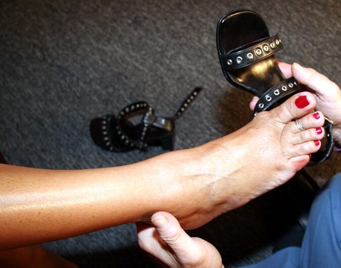 15P Foot Divas Slave lui lèche les pieds