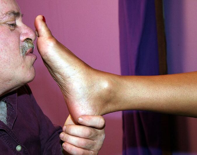 15P Foot Divas Slave lui lèche les pieds