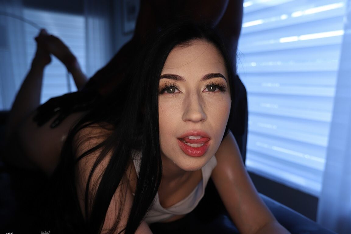 15P Das dunkelhaarige Mädchen Alex Coal wird beim Interracial-Sex eingeölt und isst Sperma