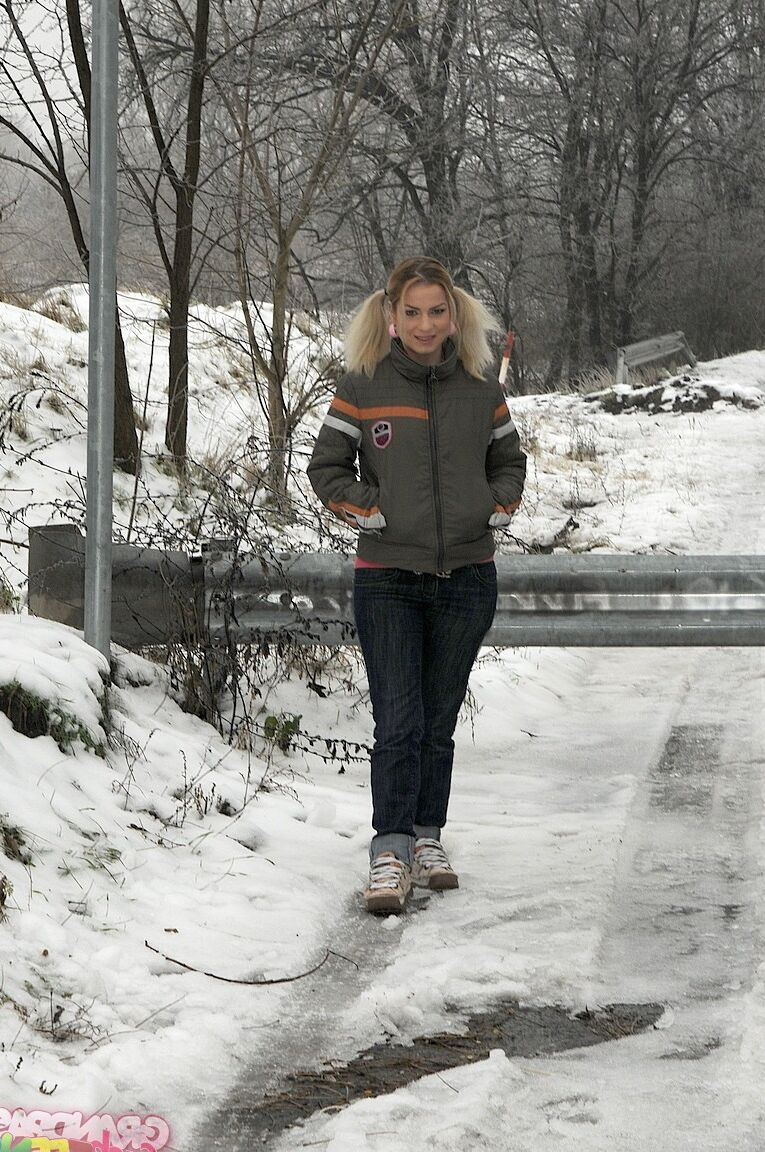 20P Loira amadora Skyler sopra o pau do vovô e deixa sua buceta abalada com força