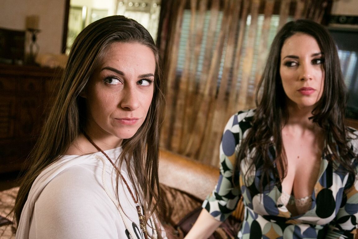 17P A adolescente religiosa Cassidy Klein brincando com a madrasta peituda Jelena Jensen