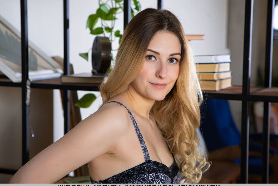 18P La joven rubia Katty Muss se quita un bonito vestido para modelar completamente desnuda
