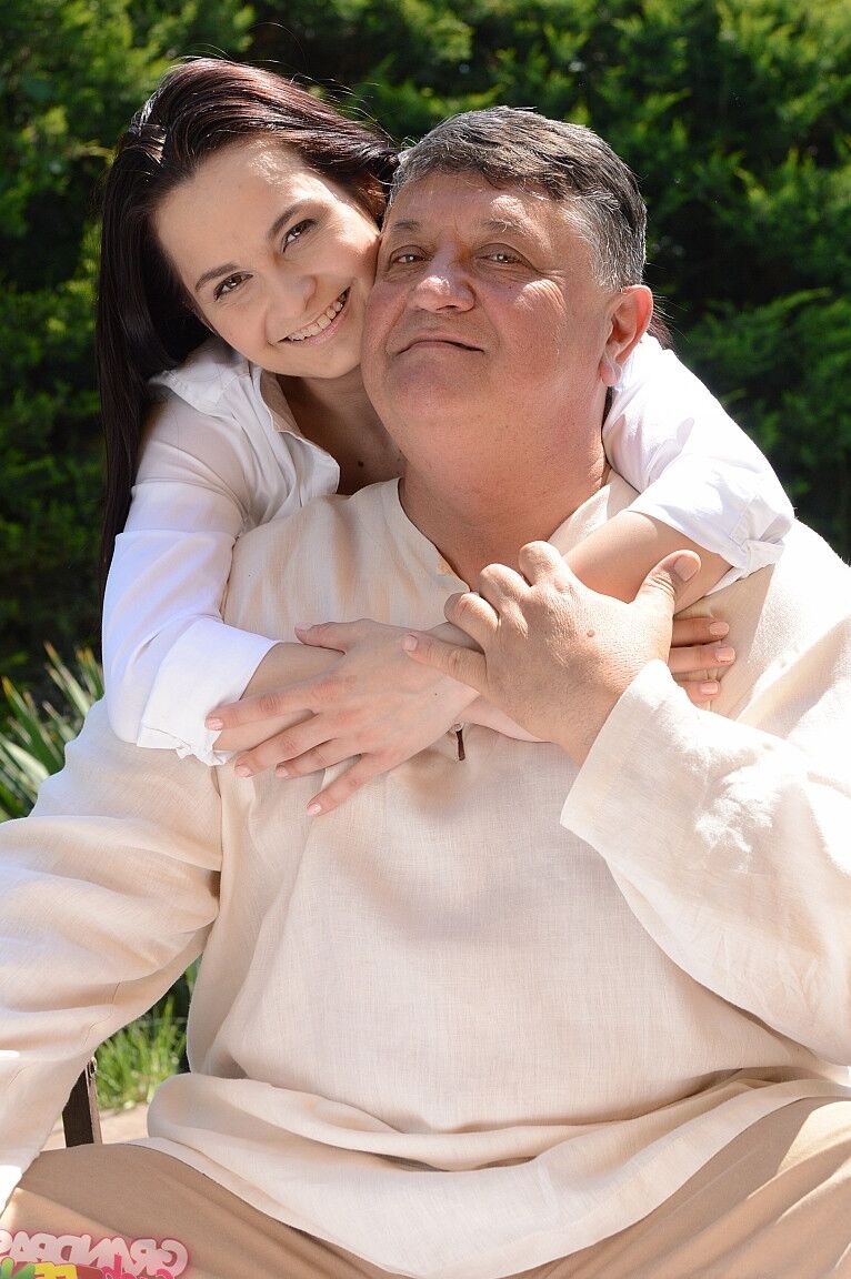21P A adorável gata Ashley Woods dá uma bela cabeça antes de desfrutar de uma foda forte ao ar livre