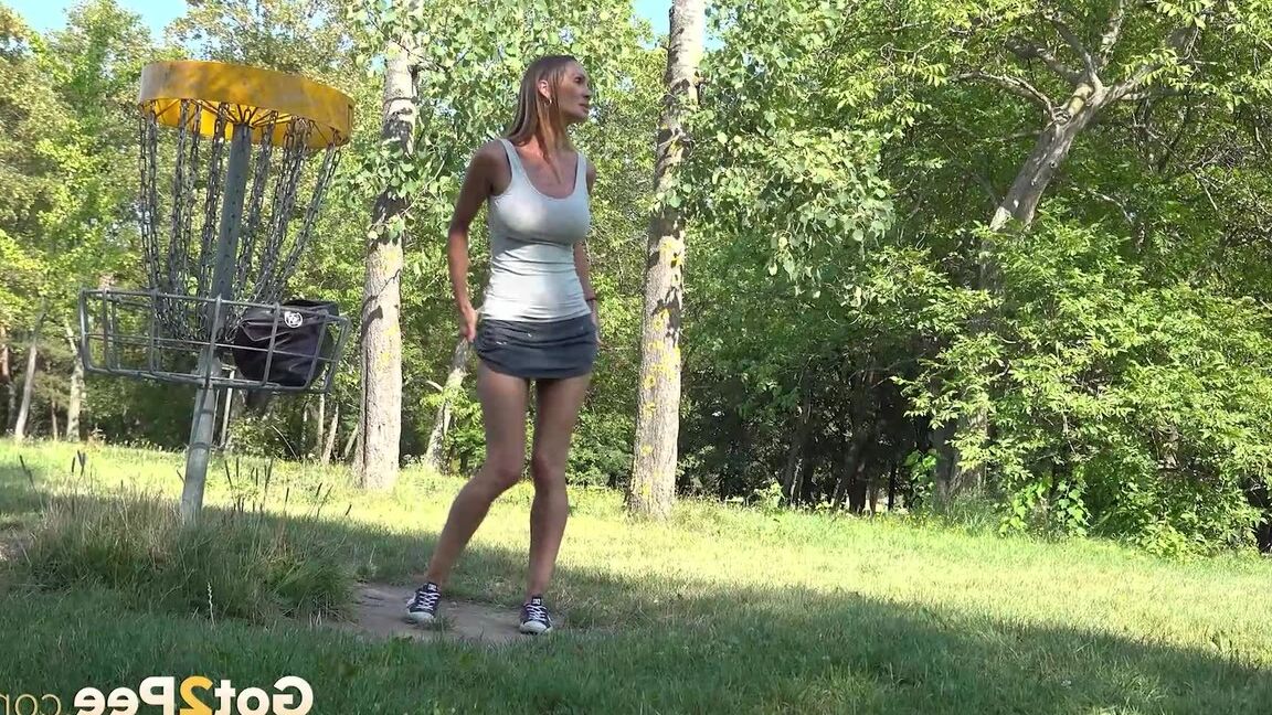 15P Cynthia Vellons versprüht schmutzige Pisse im Park