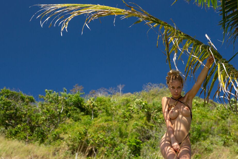 16P Delilah G, 18 ans, se met nue pour se masturber sur une colline en bord de mer