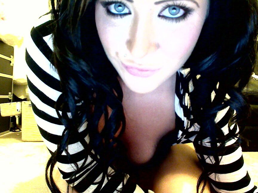 12P Cam girl Monroe abre o zíper do moletom e expõe seus mamilos duros