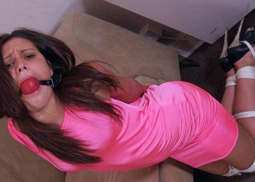 13P Mulher vestida é amarrada e amordaçada com uma variedade de roupas