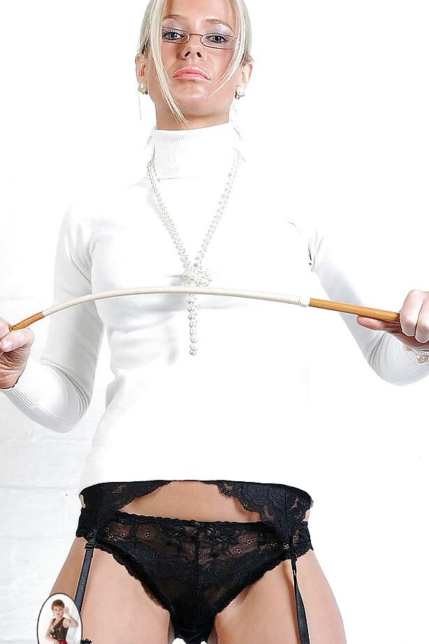 15P Wunderschöne MILF mit Brille entblößt ihren tollen Arsch, der mit Spitzenhöschen bedeckt ist