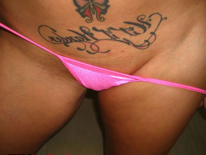 16P La MILF sexy Claire Dames montre ses atouts tout en démontrant ses compétences en matière de sexe oral