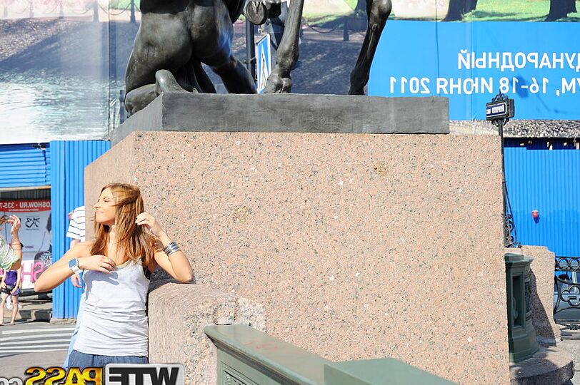 16P La amateur Madelyn participa en sexo duro en el centro de la ciudad.