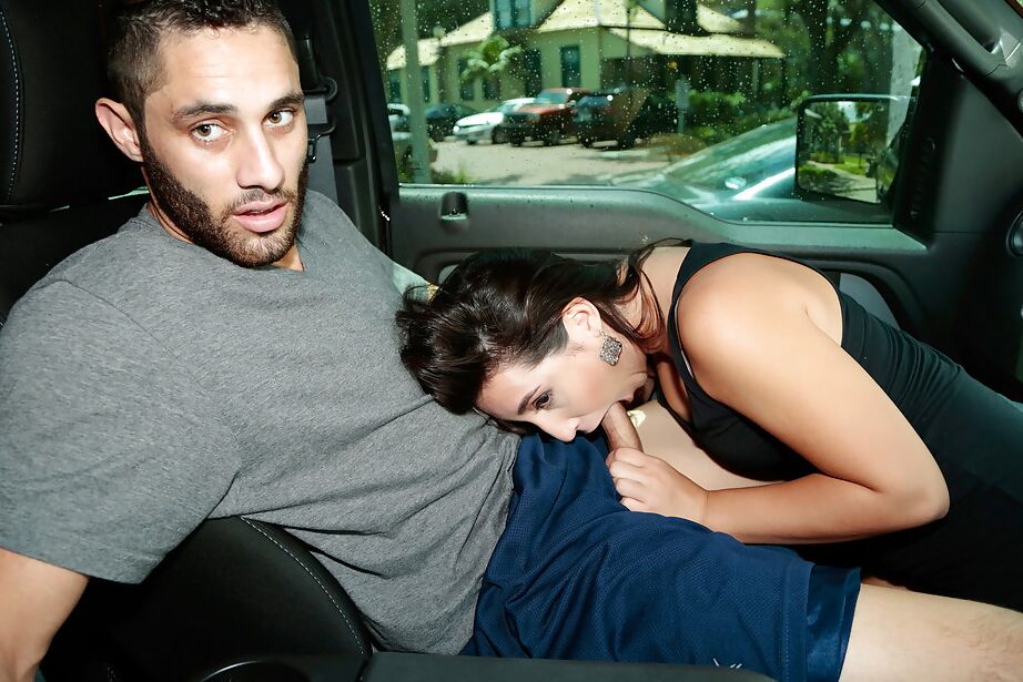16P A adolescente latina Victoria Roxx faz um boquete no carro em plena luz do dia