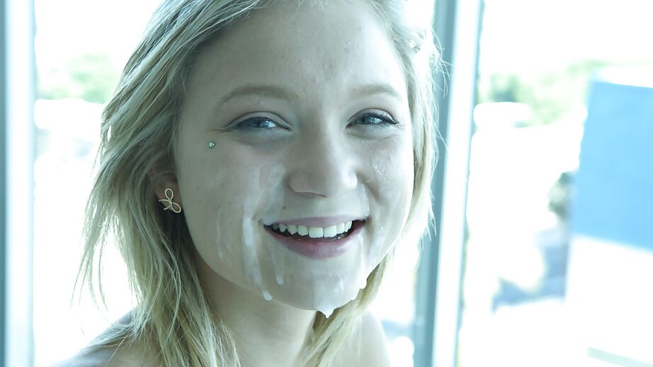16P Dakota Skye juega con su culo y chupa una polla con semen facial