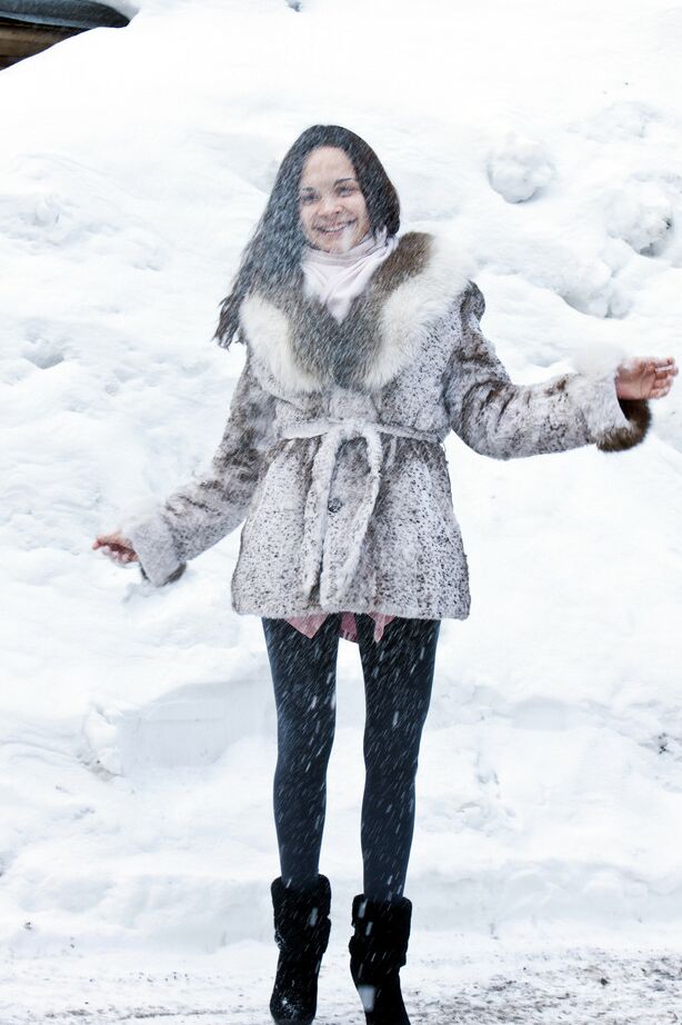 16P Cute young girl Ralina comes in from the cold for a nude modelling session