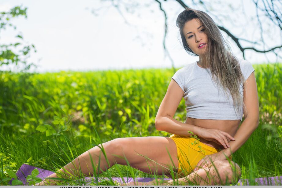 18P Lilian A dévoile son joli cul et sa chatte charnue alors qu'elle médite sur l'herbe.