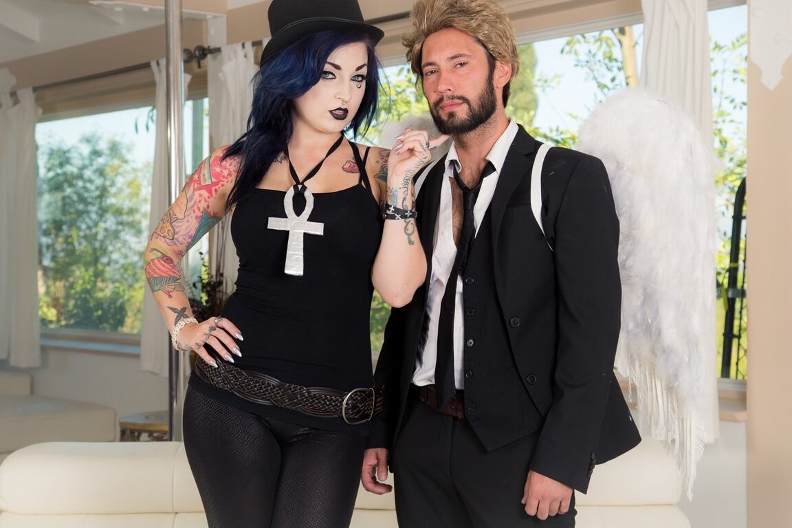 15P A garota tatuada Draven Star usa um chapéu de feltro durante a relação sexual