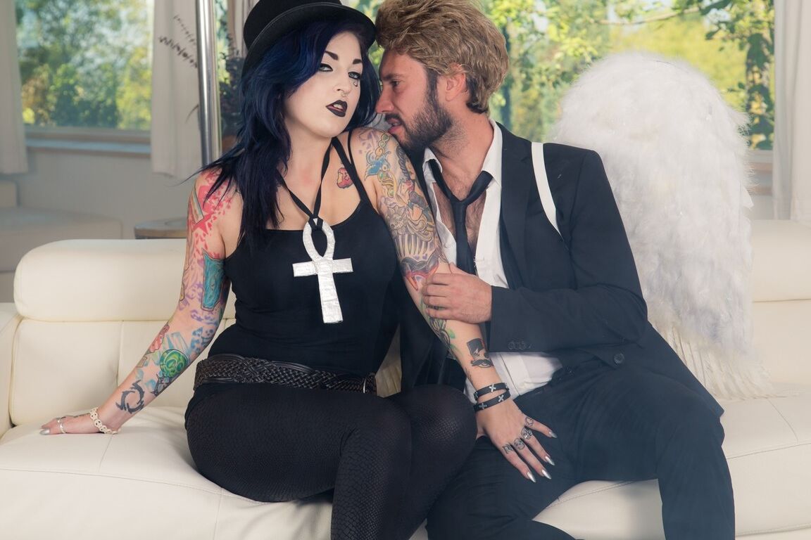 15P A garota tatuada Draven Star usa um chapéu de feltro durante a relação sexual